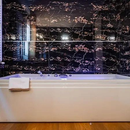 Palazzo Artisti 270mq Penthouse 4 Bedr Jacuzzi * Modena